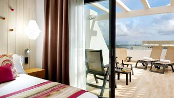 Deluxe kamer, terras (Jacuzzi) | Luxe beddengoed, bedden met traagschuimmatras, een minibar