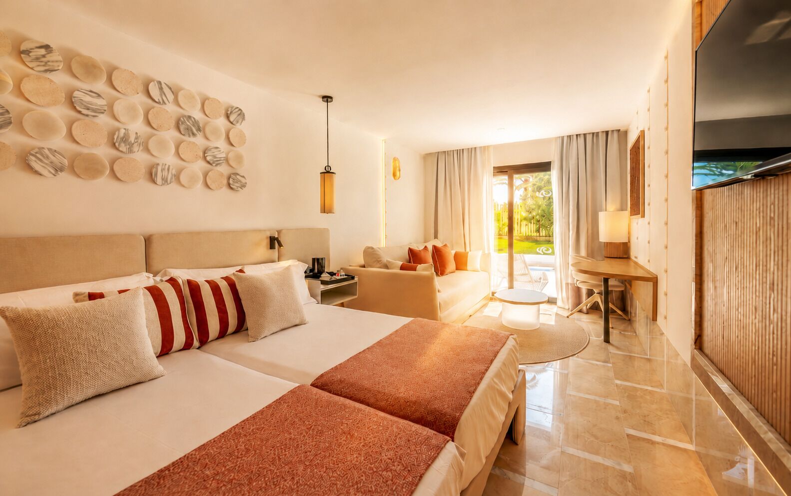 Luxe beddengoed, bedden met traagschuimmatras, een minibar