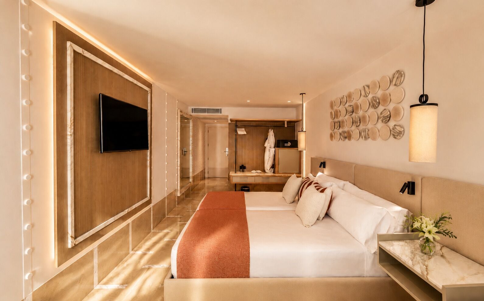 Luxe beddengoed, bedden met traagschuimmatras, een minibar