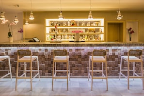 4 bars/lounges, 2 poolside bars