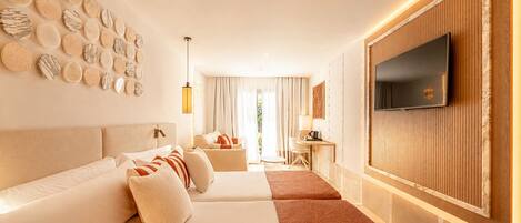 Een moderne hotelkamer met een groot bed, een bank, een aan de muur bevestigde televisie en een decoratieve wand met cirkelvormige patronen.