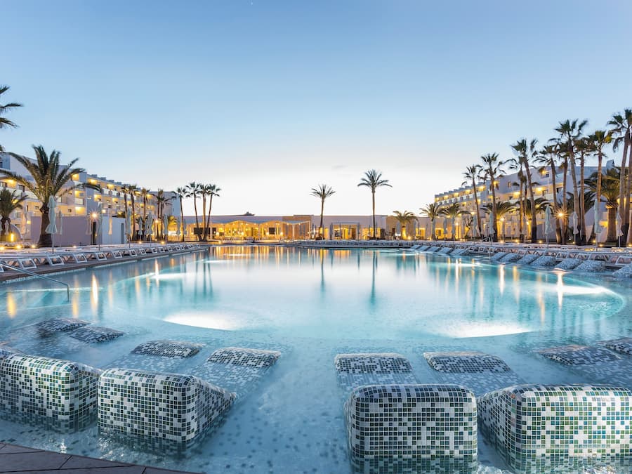 2 piscines extérieures, parasols de plage, chaises longues
