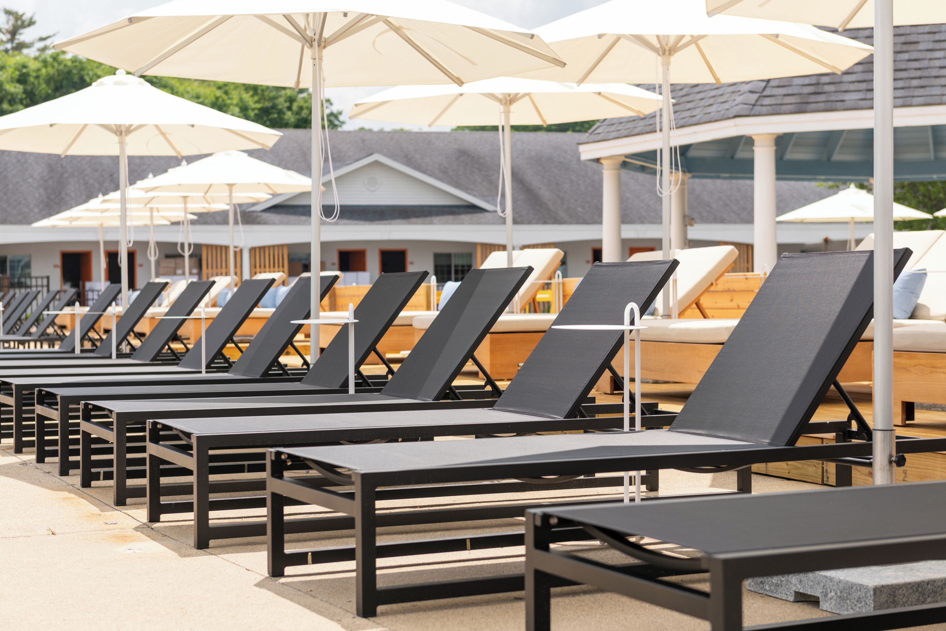 Piscine extérieure en saison, cabanas gratuites, parasols