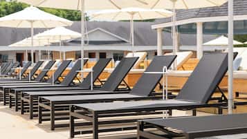 Piscine extérieure en saison, cabanas gratuites, parasols