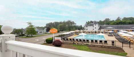 A hotel with a swimming pool, a sign indicating it's a Drifeway hotel, and a view of the surrounding area.
