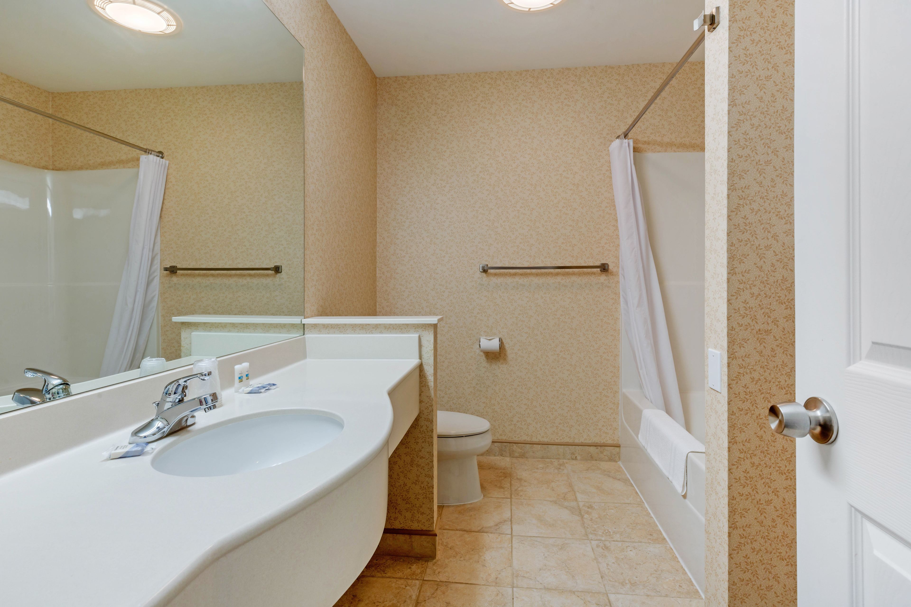 luxury room, 1 king bed, balcony | bathroom | combined shower/bathtub, hair dryer, towels, soap