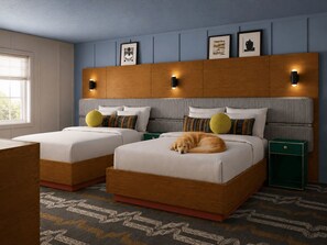 Ein Hotelzimmer mit zwei Betten, einem Holzkopfstück, Wandleuchten und einem Fenster.