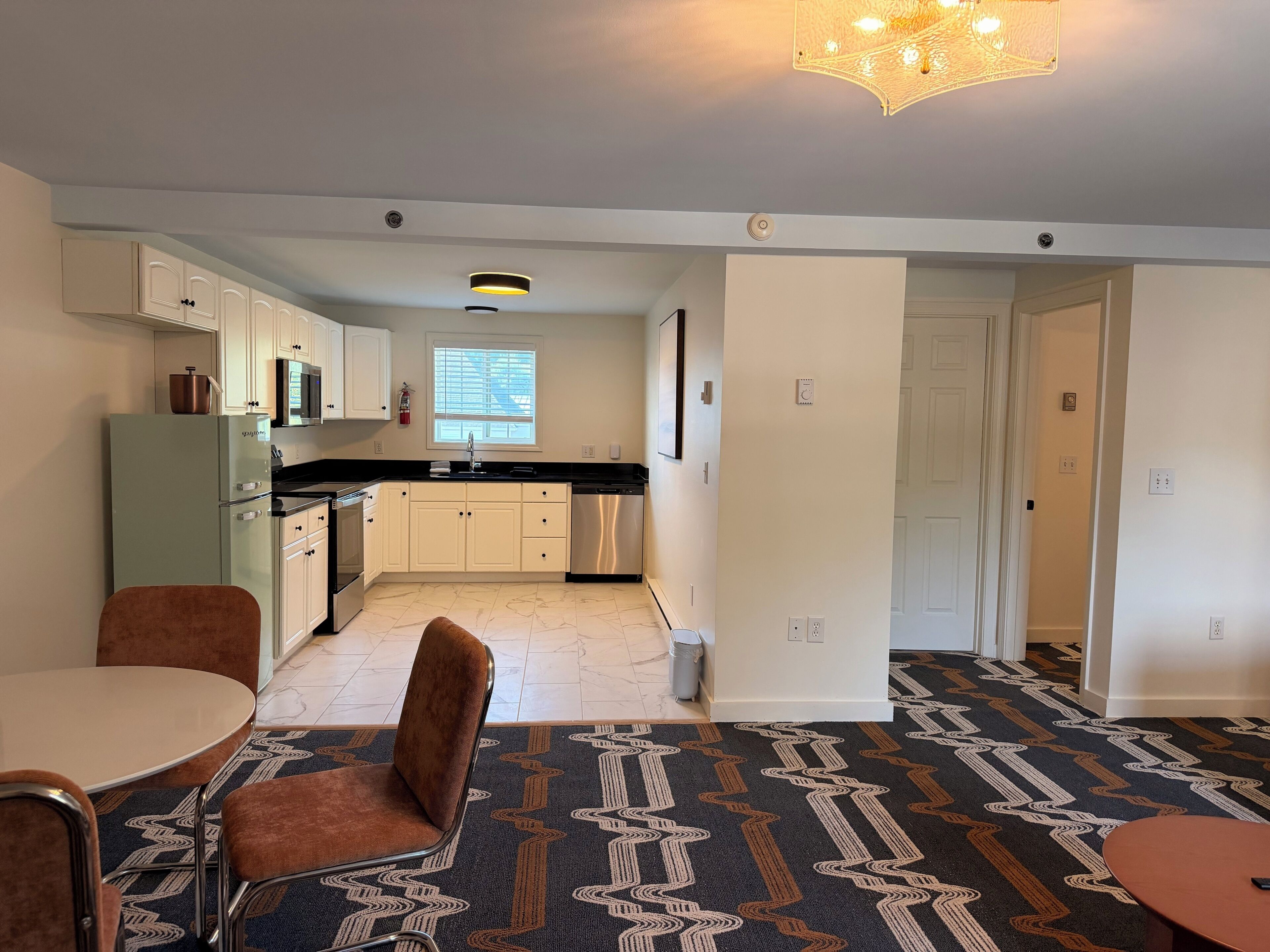 Apartment, 2 Bedrooms | Living area | 47-inch TV with cable channels