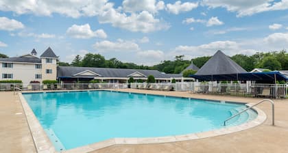 Driftaway Hotel and Pool
