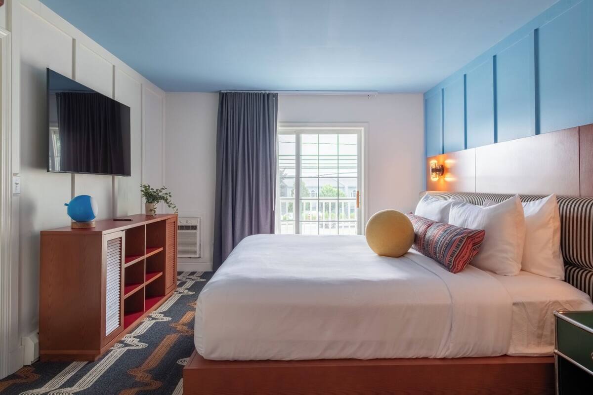 One Bedroom Suite with Spa Tub and Fireplace | 다리미/다리미판, 무료 WiFi, 각각 다른 스타일의 인테리어, 각각 다르게 가구 비치