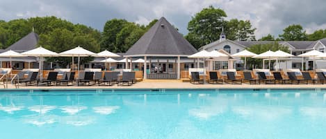 Piscine extérieure (ouverte en saison), cabanons gratuits