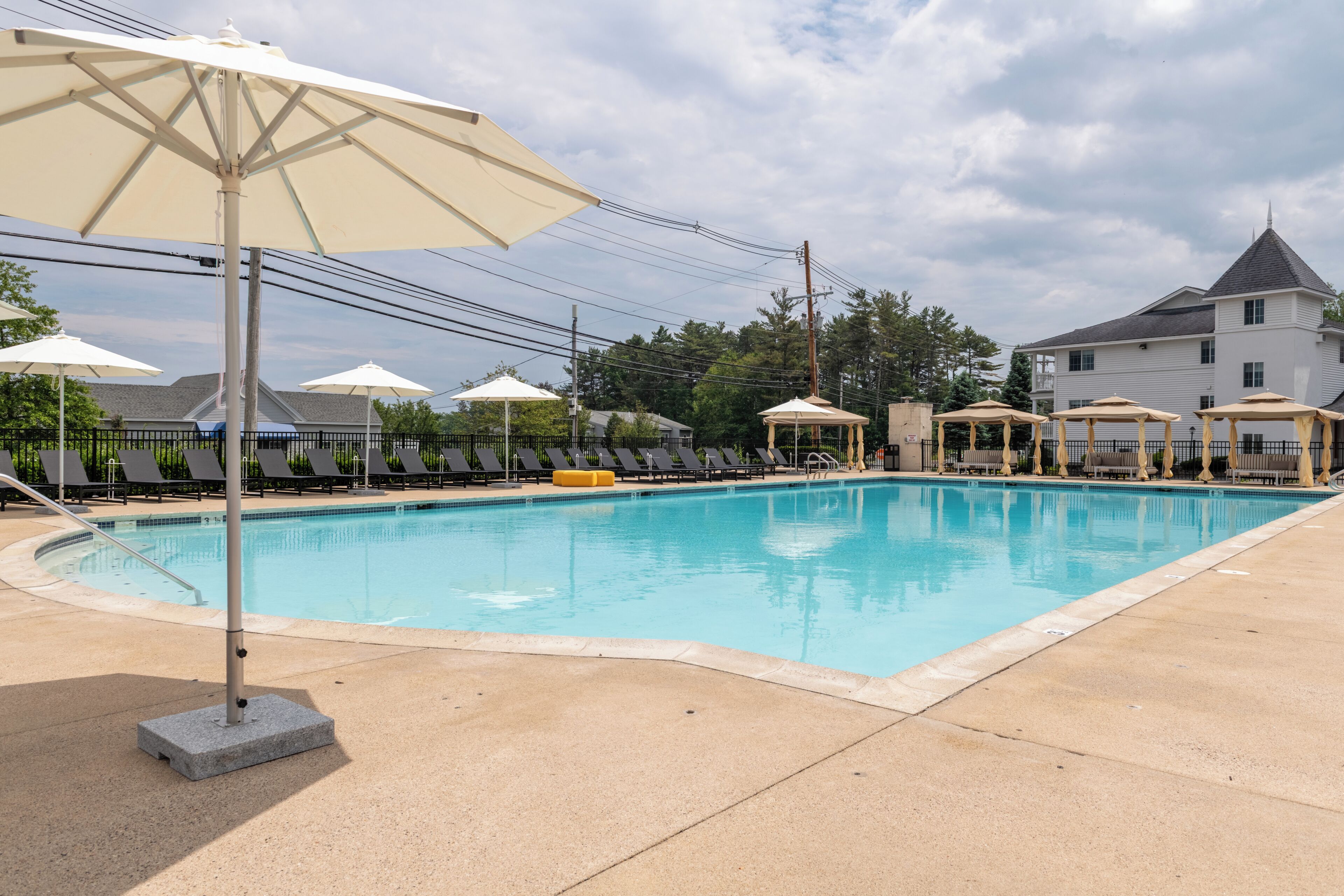 Una piscina al aire libre de temporada, cabañas de piscina gratuitas