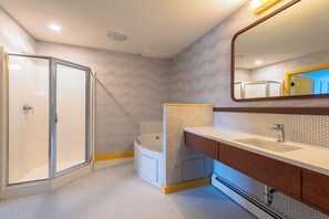 Suite de lujo, 1 habitación, cocineta | Baño | Tina con regadera, amenidades de baño de diseñador, secadora de cabello 