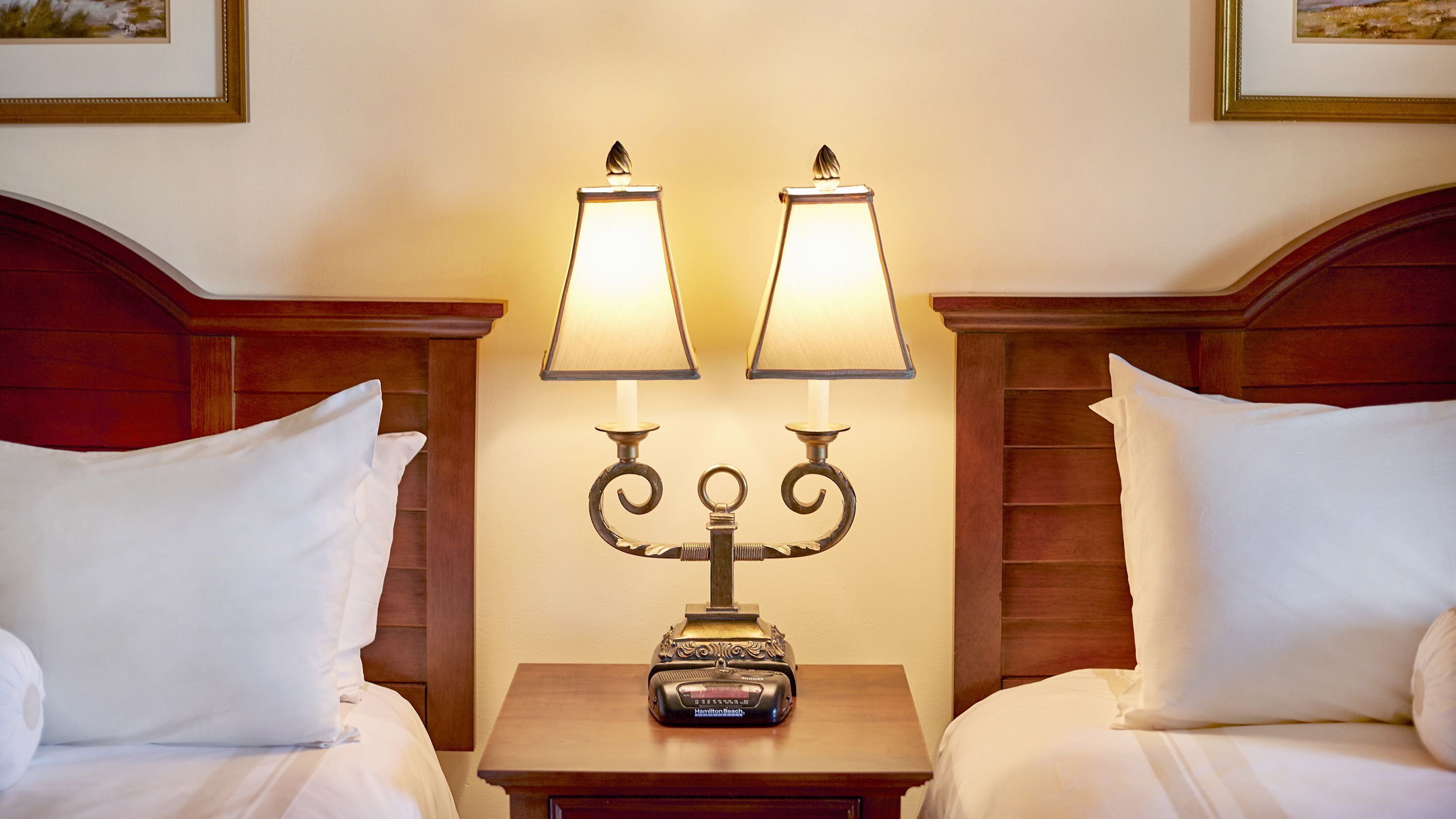 Ropa de cama de alta calidad y caja de seguridad en la habitación 