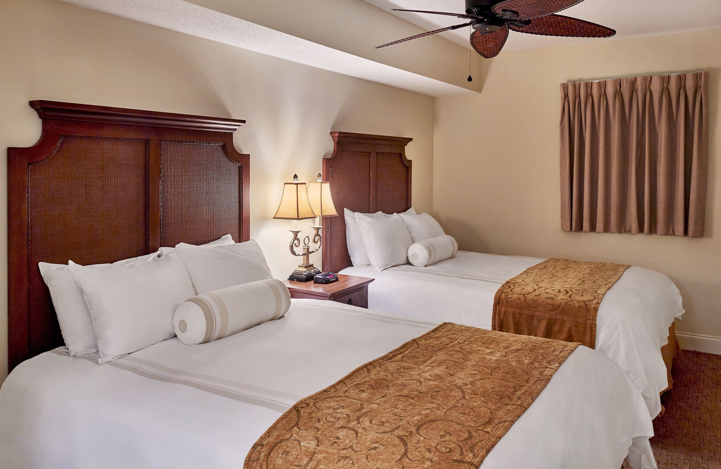 Ropa de cama de alta calidad y caja de seguridad en la habitación 