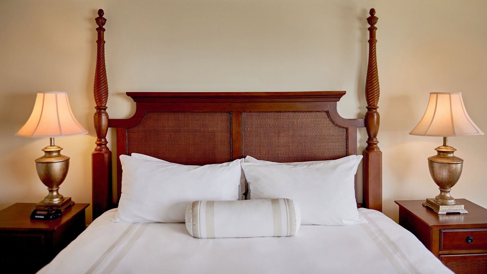 Ropa de cama de alta calidad y caja de seguridad en la habitación 