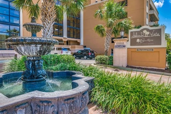 Hotel exterior and entrance at Island Vista Resort