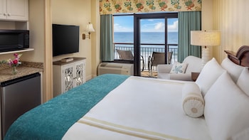 Traditional Oceanfront Room | Premium bedding, in-room safe, blackout drapes, iron/ironing board at Island Vista Resort
