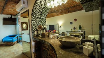 Premium Suite, 1 King Bed, Air conditioning, Pool View (Premium Poolside Suite) | Individually decorated, individually furnished, blackout curtains