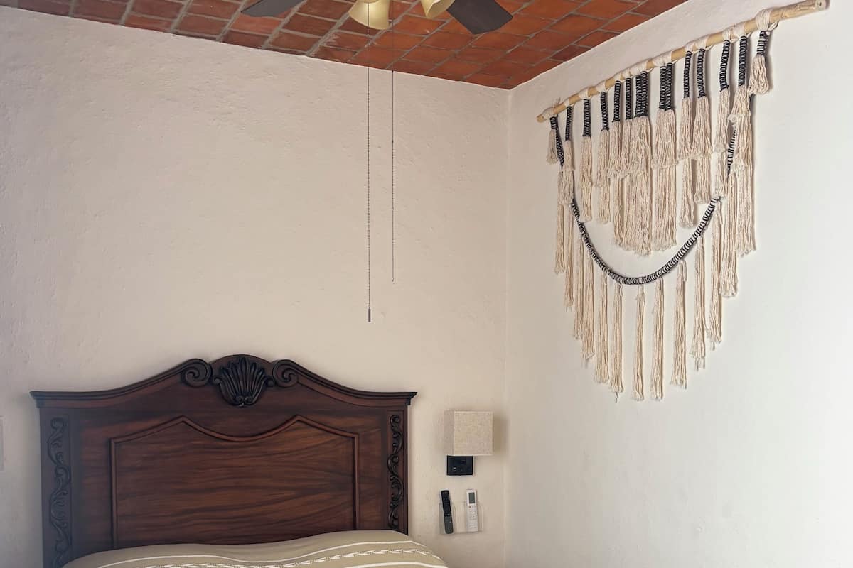 Habitación Deluxe, 1 cama de matrimonio, baño privado (Don Pancho by Yzar Furnit) | 1 dormitorio, ropa de cama de alta calidad, decoración individual