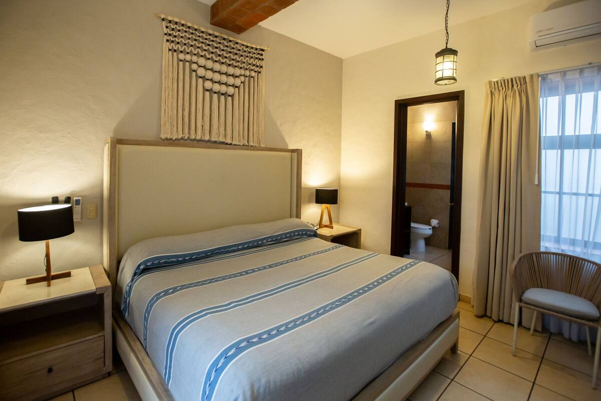 Deluxe Room, 1 King Bed, Private Bathroom, Courtyard View (Bonita by Galerias Precia)