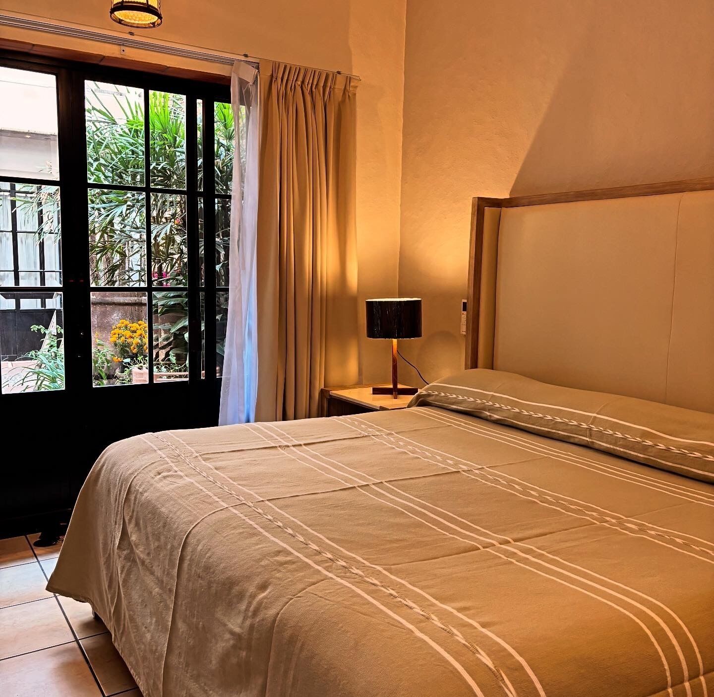 Habitación Deluxe, 1 cama King size, baño privado, vista al patio (Bonita by Galerias Precia) | Decoración personalizada, muebles diferentes y cortinas blackout 