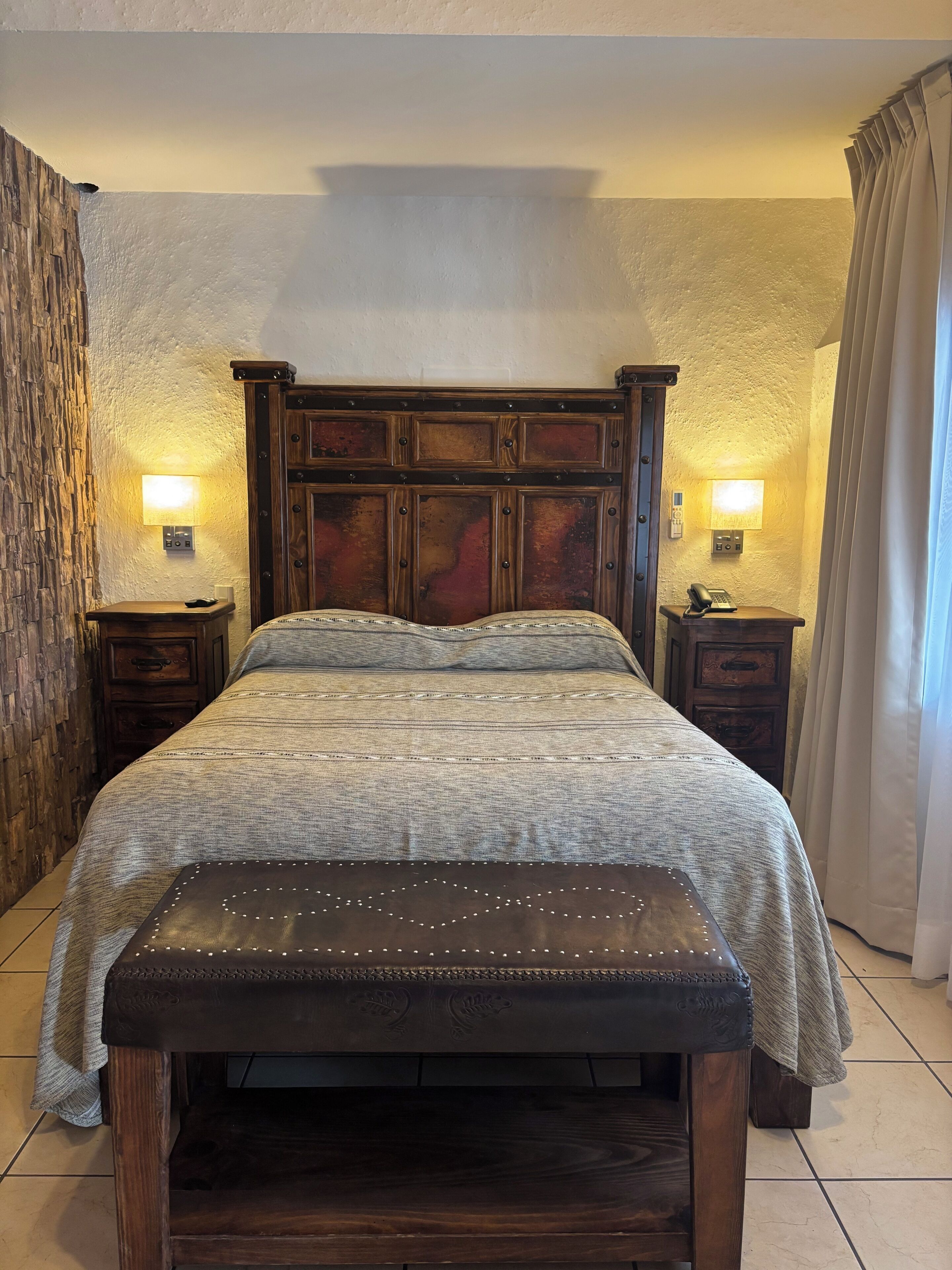 Habitación Deluxe, 1 cama Queen size, baño privado, vista al patio (Cielito Lindo) | Decoración personalizada, muebles diferentes y cortinas blackout 