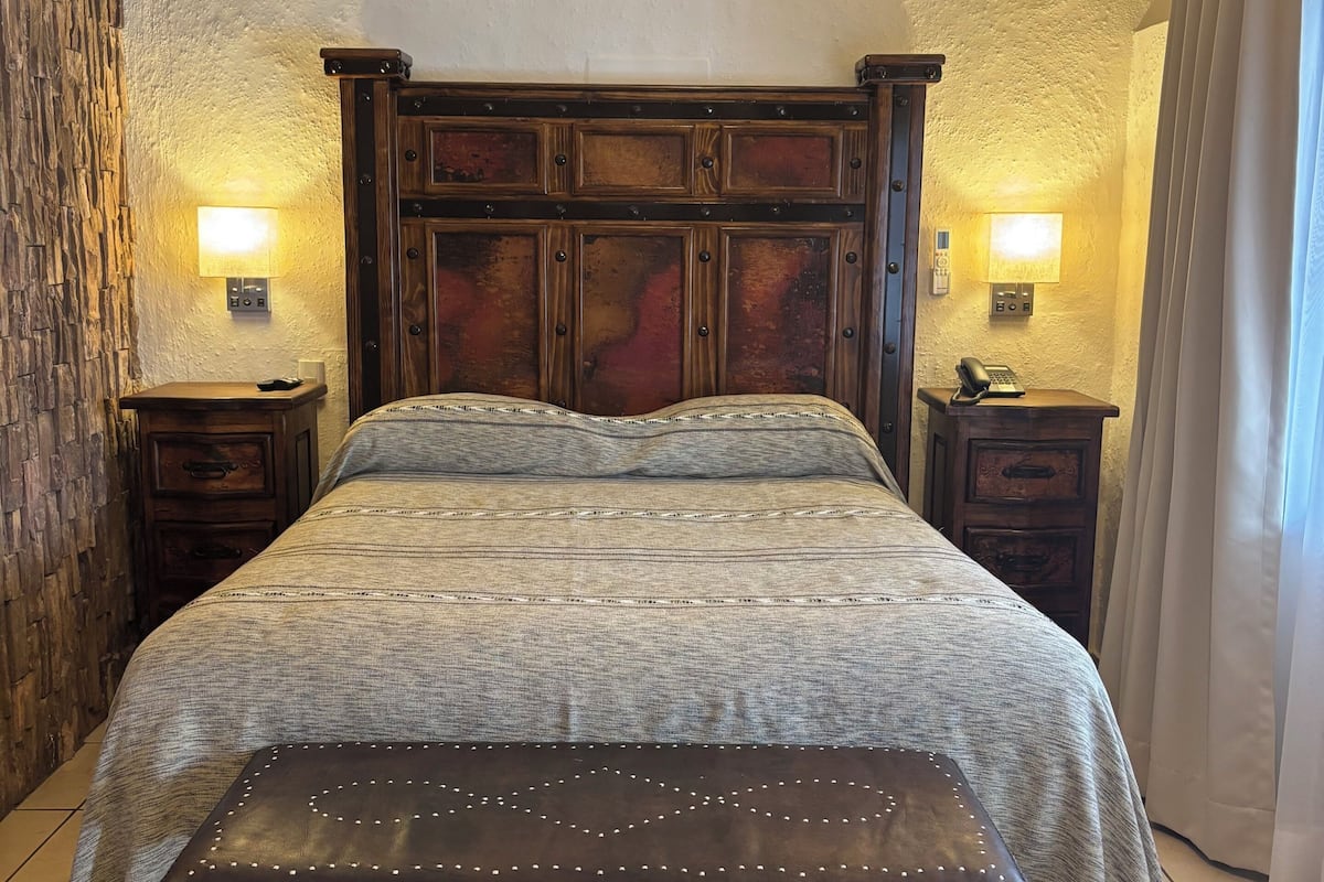 Habitación Deluxe, 1 cama Queen size, baño privado, vista al patio (Cielito Lindo) | Decoración personalizada, muebles diferentes y cortinas blackout