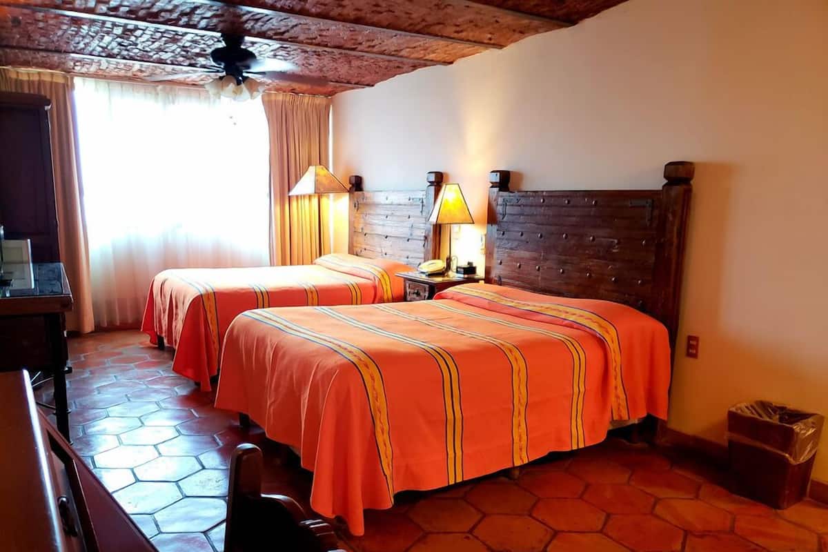 Deluxe-huone, 2 keskisuurta parisänkyä, kylpyamme (Deluxe 2 Queen) | Pimennysverhot, silitysrauta/-lauta, ilmainen Wi-Fi