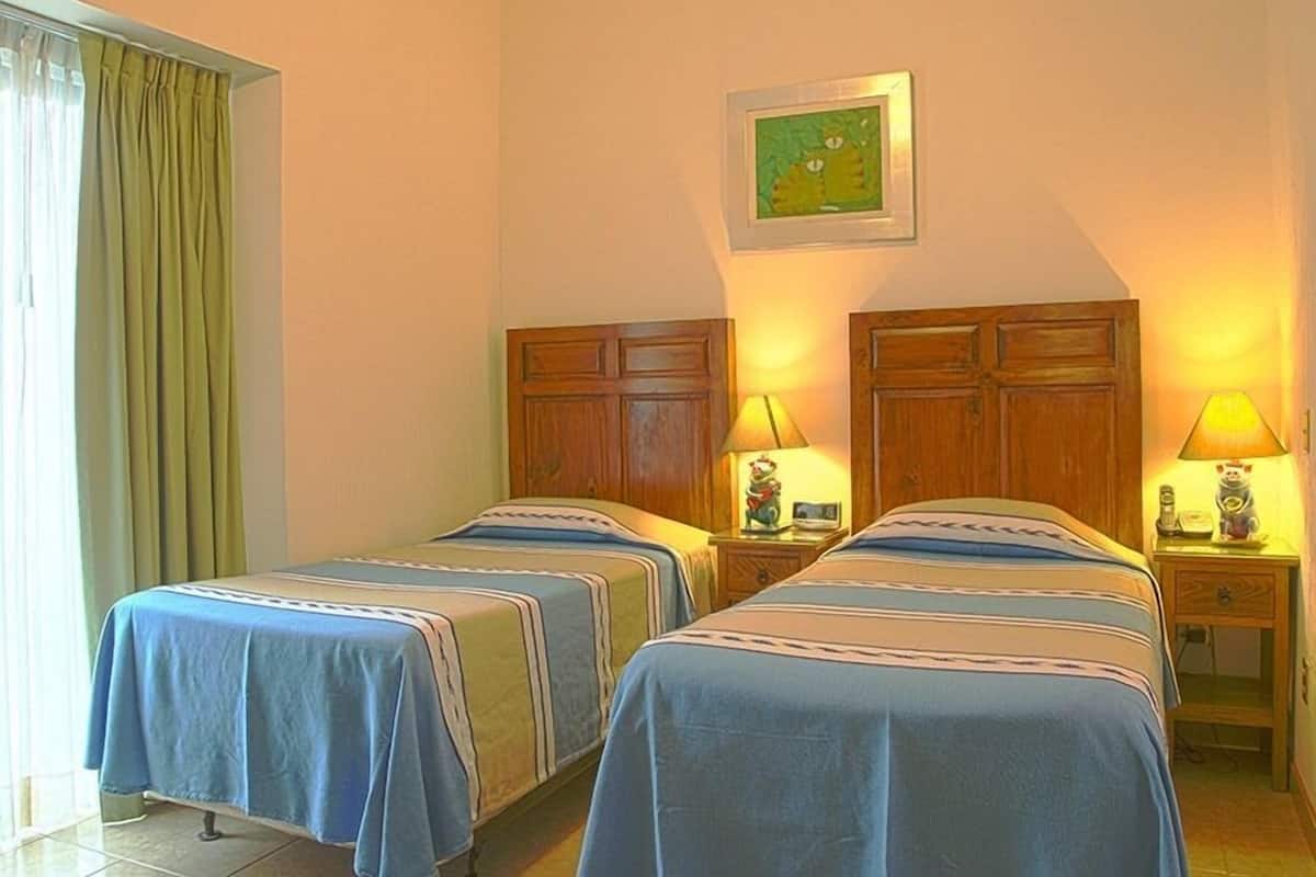 Chambre, 2 lits une place, baignoire, dans les dépendances (1-Bedroom Offsite Villa)