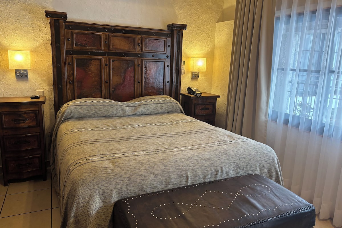 Habitación Deluxe, 1 cama de matrimonio, baño privado, vistas al patio (Cielito Lindo) | 1 dormitorio, ropa de cama de alta calidad, decoración individual