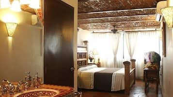 Habitación Deluxe, 1 cama de matrimonio grande, no fumadores, bañera (Deluxe King) | 1 dormitorio, decoración individual, mobiliario individual