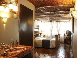 Deluxe Room, 1 King Bed, Non Smoking, Bathtub (Deluxe King)