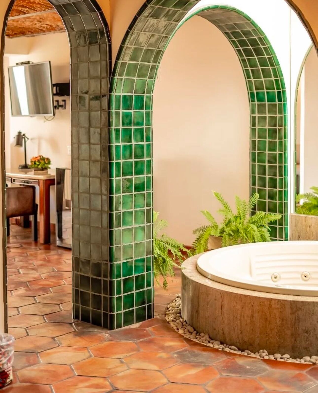 Romantic Suite, 1 King Bed, Hot Tub, Pool View (Poolside Master Suite) | Private spa tub