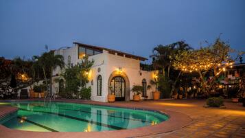 Premium suite, 1 kingsize bed, airconditioning, uitzicht op zwembad (Premium Poolside Suite) | Uitzicht vanuit de kamer