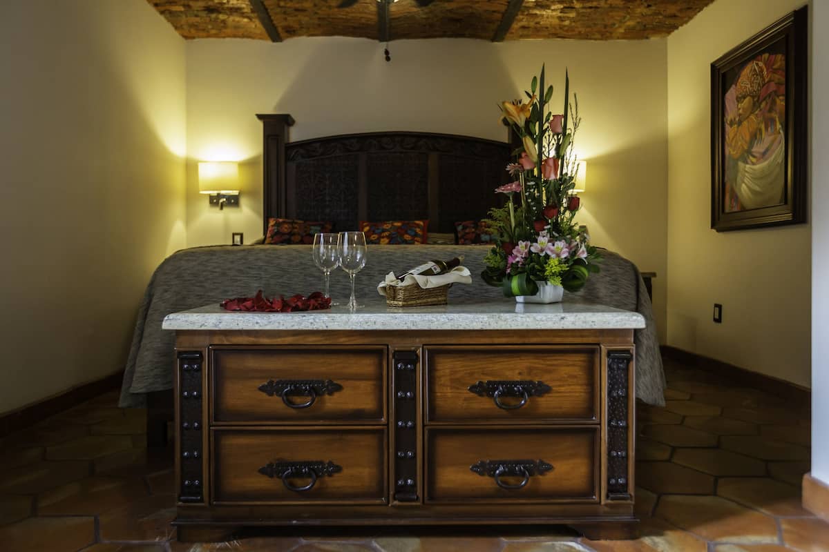 Romantic Suite, 1 King Bed, Hot Tub, Pool View (Poolside Master Suite)