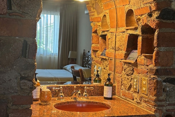 Deluxe kamer, 2 slaapkamers, niet-roken, bad (2-Bedroom Deluxe) | Badkamer | Designer toiletartikelen, een haardroger, handdoeken, zeep