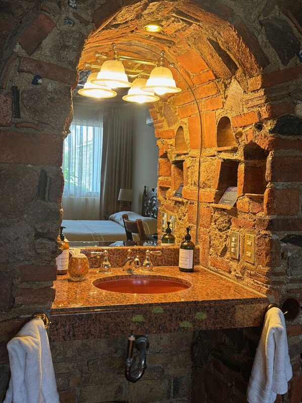 Habitación Deluxe, 2 habitaciones, para no fumadores, tina (2-Bedroom Deluxe) | Baño | Amenidades de baño de diseñador, secadora de cabello, toallas, jabón