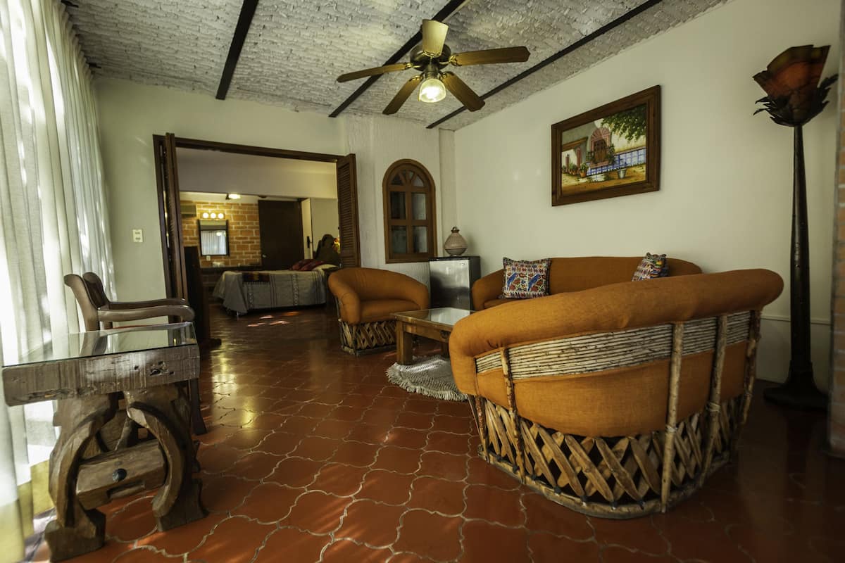 Basic Suite, 1 King Bed, Air conditioning, Pool View (Poolside Suite King) | Lounge