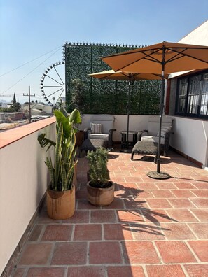 Gallery suite, 1 kingsize bed, terras, uitzicht op de stad (El Dorado Honeymoon Suite) | Terras