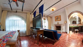 Romantische Suite, 1 King-Bett, Nichtraucher, Whirlpool (Master Suite) | 1 Schlafzimmer, individuell dekoriert, individuell eingerichtet