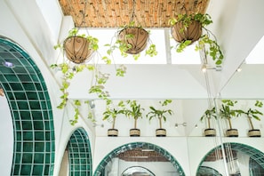 Suíte romântica, 1 cama King, banheira de imersão, vista para a piscina (Poolside Master Suite) | Banheira de hidromassagem particular