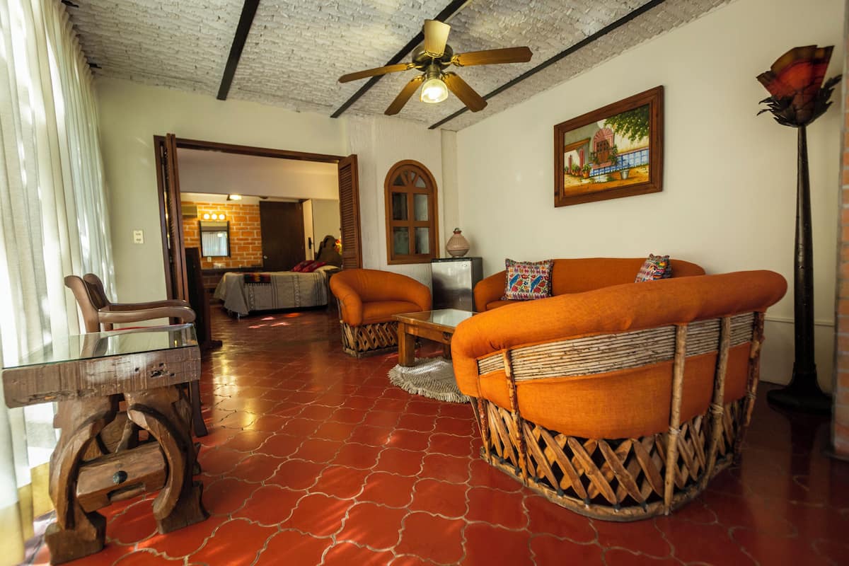 Basic Suite, 1 King Bed, Air conditioning, Pool View (Poolside Suite King) | Living area