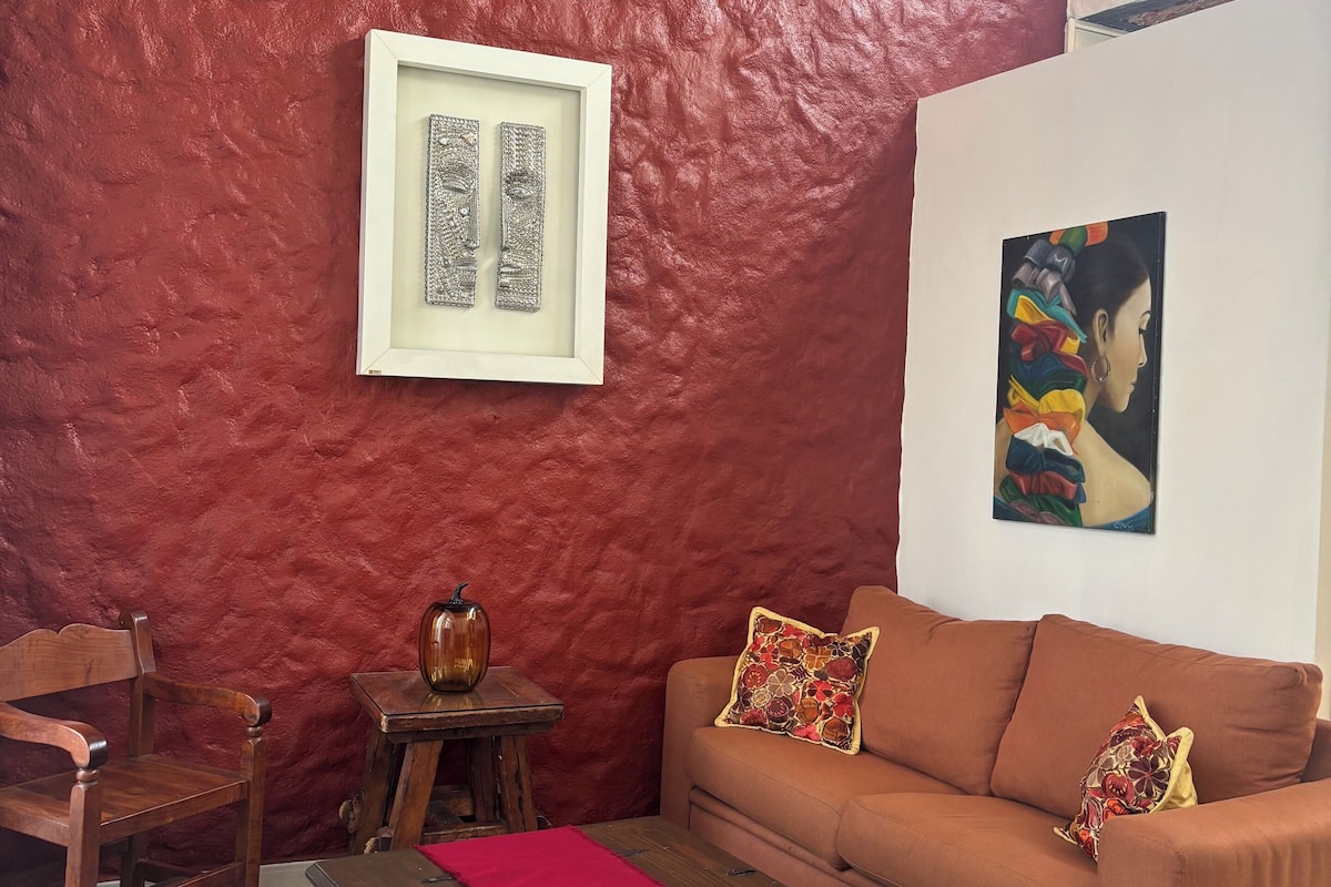 Appartement, salle de bains privée (2-Bedroom Offsite Villa) | Coin séjour