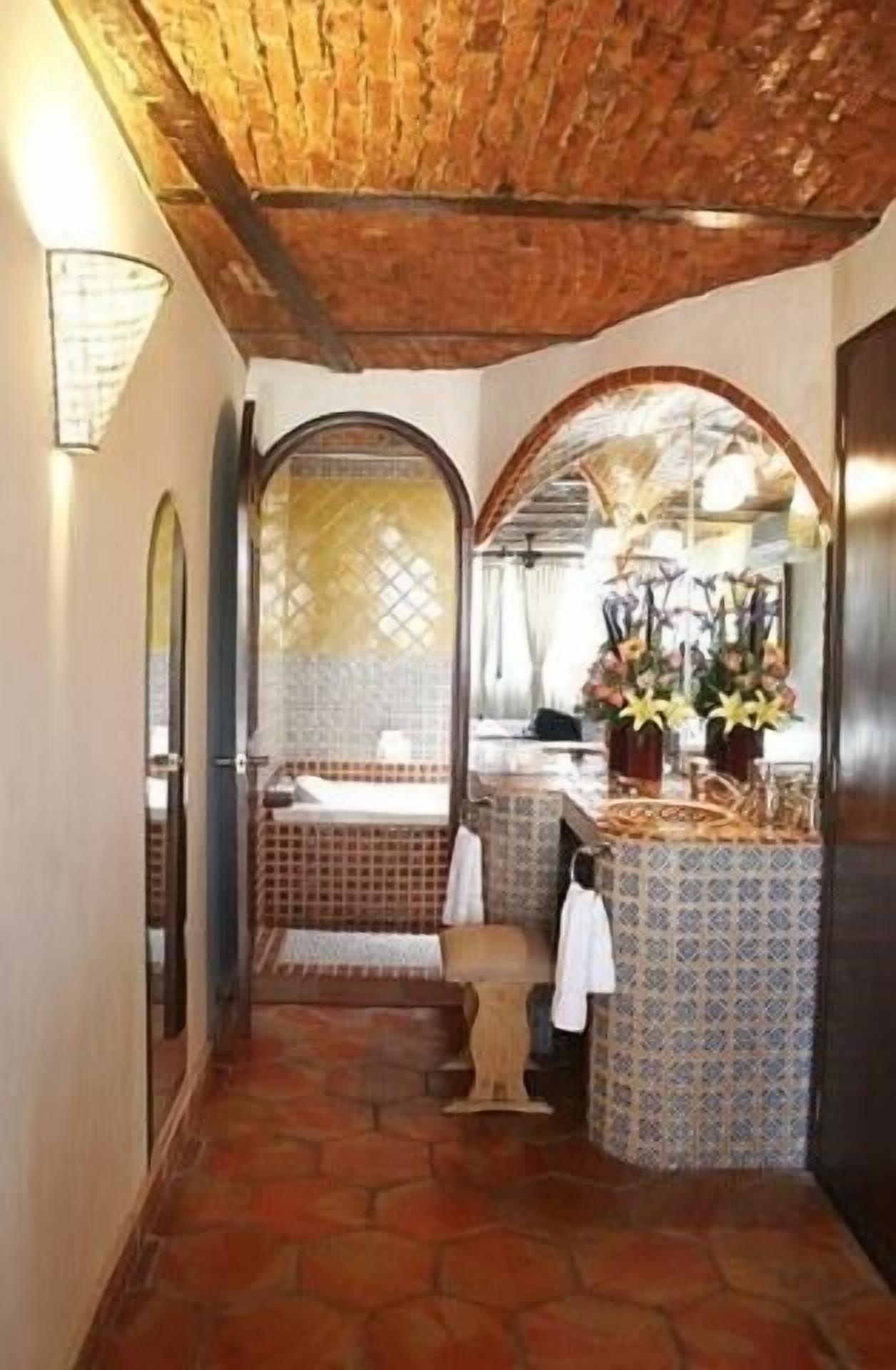 Deluxe Room, 1 Katil Raja (King), Non Smoking, Bathtub (Deluxe King) | Bilik Mandi | Kelengkapan dandanan diri berjenama, pengering rambut, tuala disediakan 