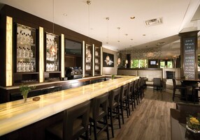 2 restaurants, lunch, dinner served; Italian cuisine