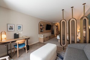 Studio exécutif | Couette en duvet, coffre-fort, bureau