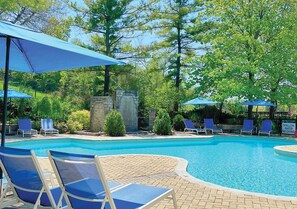 Innendørsbasseng og sesongbasert utendørsbasseng