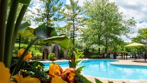 A pool surrounded by lush greenery and a stone structure. - Hockley Valley Resort (Mono)