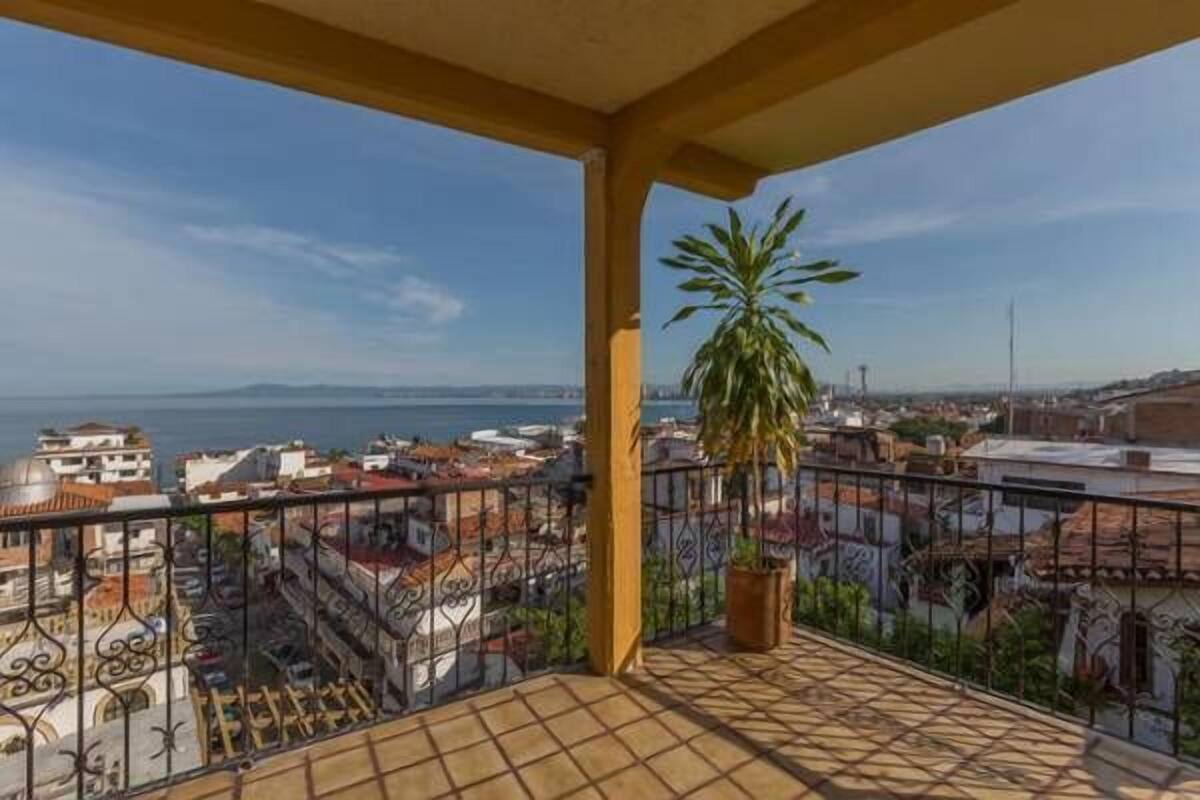 Suite, vista al puerto | Caja de seguridad en la habitación y tabla de planchar con plancha 